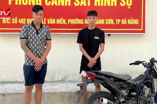 Phóng xe bạt mạng, múa kiếm gây náo loạn đường phố
