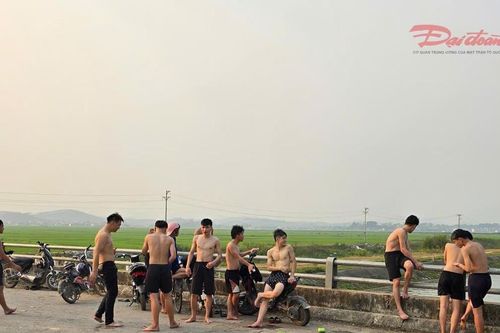 Nghệ An: Nguy hiểm rình rập khi tắm kênh giải nhiệt