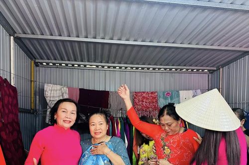 Đà Nẵng: Chị em phụ nữ hào hứng chọn áo dài ở gian hàng 0 đồng
