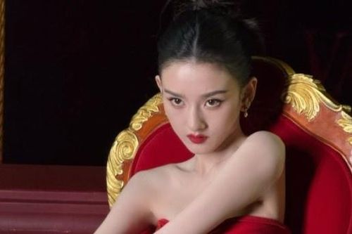 Vẻ ngoài khác lạ của 'Na Tra' Tống Tổ Nhi gây lo lắng