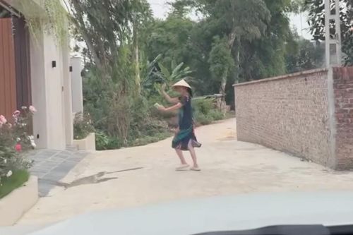 Mẹ nhảy múa đón con gái về nhà chơi