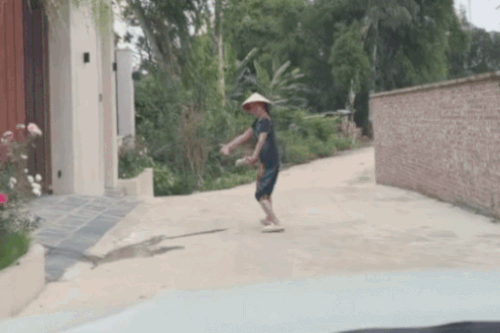 Mẹ nhảy múa trước biệt thự đón con gái về chơi