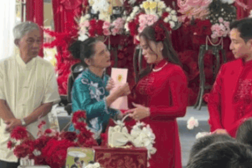 Ông bà khóc khi trao vàng, sổ đỏ cho cháu gái mồ côi đi lấy chồng