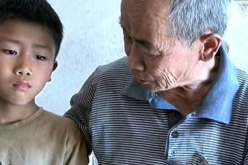 Cậu bé tiểu học Trung Quốc khiến hàng chục triệu người xúc động
