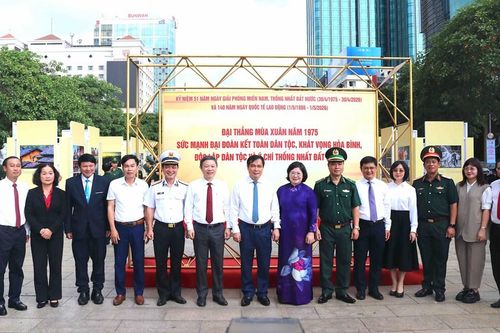 Khai mạc Triển lãm ảnh 'Việt Nam - Một dải non sông' và 'Thành phố Hồ Chí Minh vang mãi khúc khải hoàn'