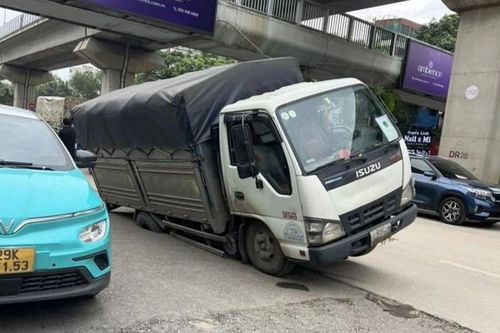 Xe tải sụt hố trên đường Nguyễn Trãi