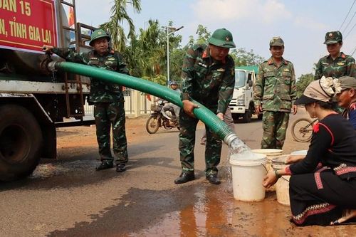 Những xe nước nghĩa tình nơi phên dậu Tổ quốc