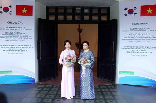 Phu nhân Tổng Bí thư, Chủ tịch nước và Phu nhân Tổng thống Hàn Quốc tham quan Bảo tàng Dân tộc học Việt Nam