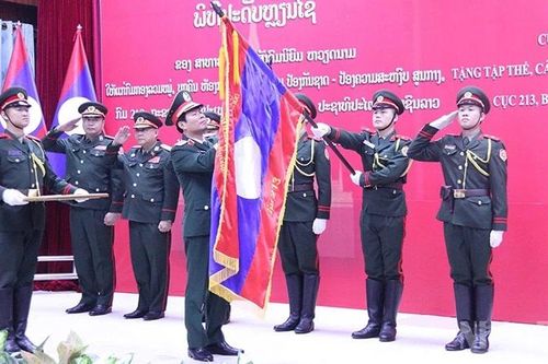 Trao Huân chương của Nhà nước Việt Nam tặng tập thể và cá nhân thuộc Bộ Quốc phòng Lào