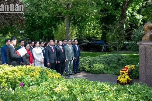 Dâng hoa trước tượng Chủ tịch Hồ Chí Minh ở Pháp nhân dịp kỷ niệm Chiến thắng 30/4