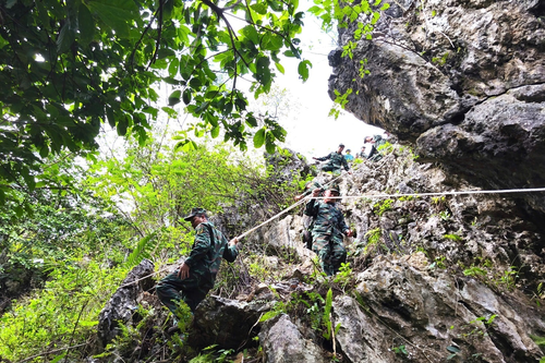 Vượt núi, băng rừng đưa đồng đội về với đất mẹ