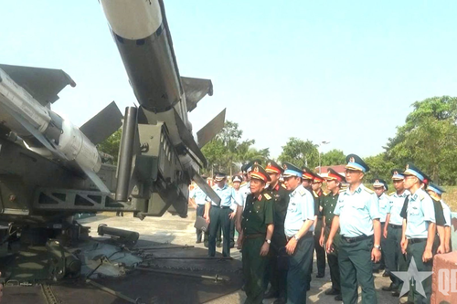 Trung tướng Trần Minh Đức kiểm tra tại Tiểu đoàn 178 (Trung đoàn Tên lửa 282)