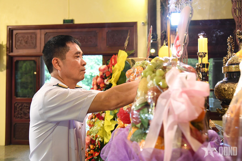 Quân chủng Hải quân dâng hương tại Khu lưu niệm Chủ tịch Tôn Đức Thắng