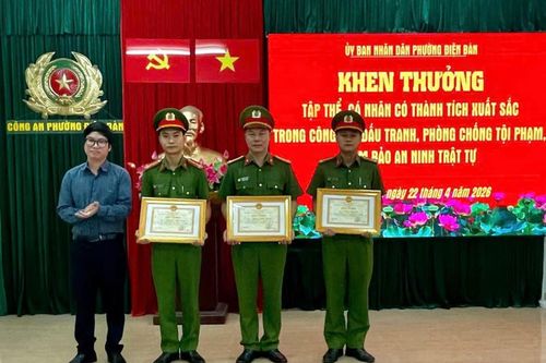 Công an phường Điện Bàn được khen thưởng đột xuất