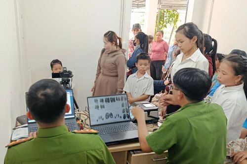 Công an các xã đẩy mạnh cấp căn cước, định danh điện tử cho trẻ em