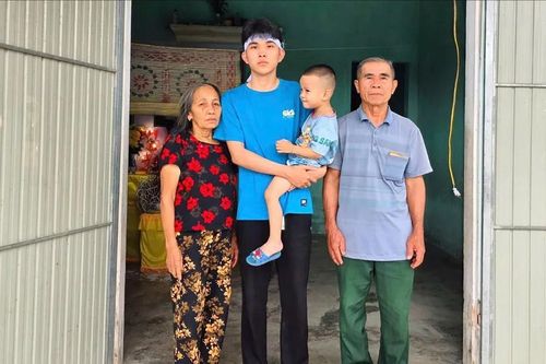 Cha mất, nam sinh lớp 12 nguy cơ nghỉ học