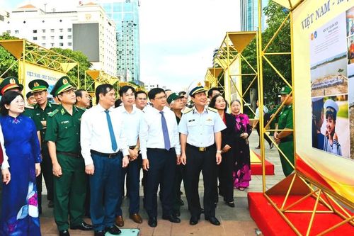 Khai mạc triển lãm ảnh 'Việt Nam - Một dải non sông' và 'TPHCM vang mãi khúc khải hoàn'