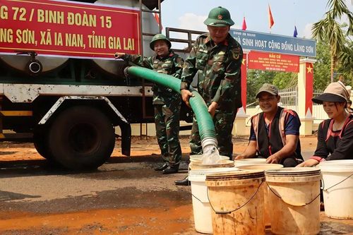 Gia Lai: Bộ đội chở nước cấp cho người dân vùng hạn