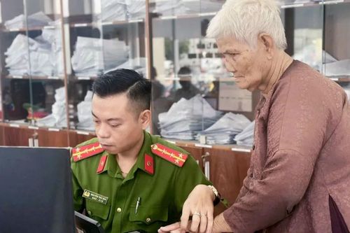 Tháo gỡ giấy tờ cho người yếu thế ở phường Lái Thiêu