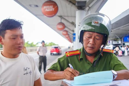 Siết chặt trật tự, xử lý xe dừng đỗ sai quy định tại sân bay Tân Sơn Nhất