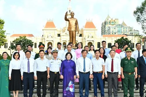 Đoàn đại biểu Trung ương và TPHCM dâng hoa tưởng nhớ Chủ tịch Hồ Chí Minh