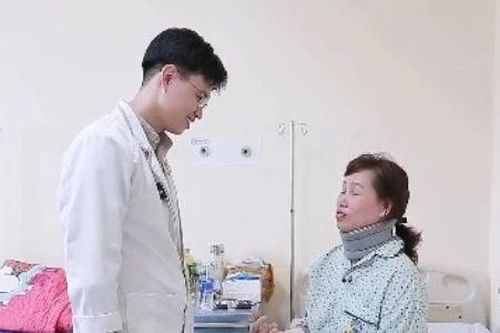 Tê tay suốt 2 năm không ngờ thoát vị chèn ép tủy sống, rễ thần kinh