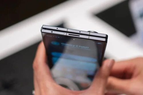 2 lỗ nhỏ trên điện thoại Samsung đắt tiền dùng để làm gì?