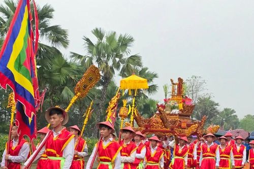 Hàng trăm người dự lễ rước kiệu về Đền Hùng
