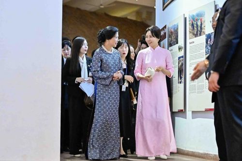 Phu nhân Tổng Bí thư, Chủ tịch nước Tô Lâm và Phu nhân Tổng thống Hàn Quốc thăm Bảo tàng Dân tộc học Việt Nam