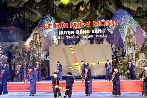 Gần 900 người diễu hành trong lễ hội Khèn Mông xã Đồng Văn