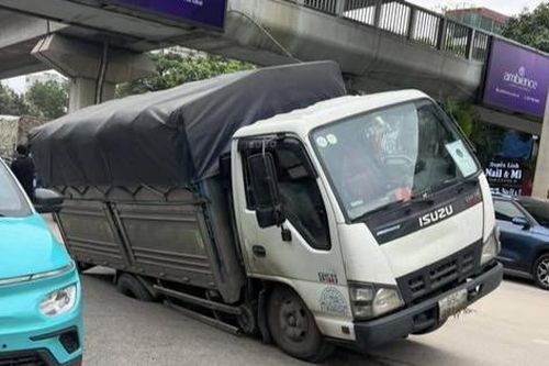 Xe tải sụp 'hố tử thần' trên đường Nguyễn Trãi, Hà Nội