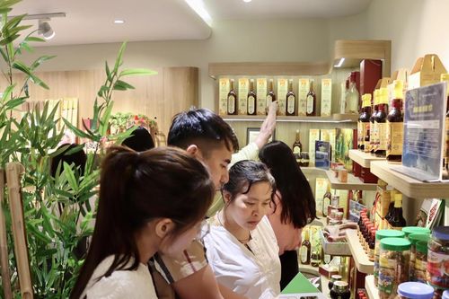 Đặc sản Hà Tĩnh thu hút người tiêu dùng tại 'phố hàng hiệu' Thủ đô