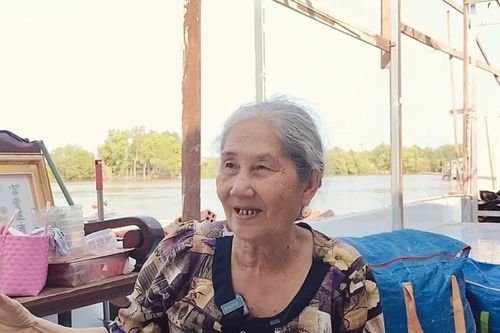Sạt lở lớn bờ kênh, người dân bất lực nhìn gia sản chìm dần