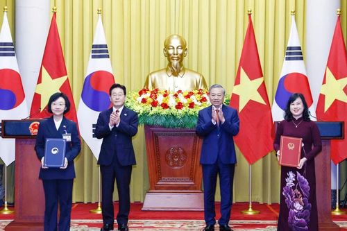Việt Nam - Hàn Quốc trao 12 văn kiện hợp tác