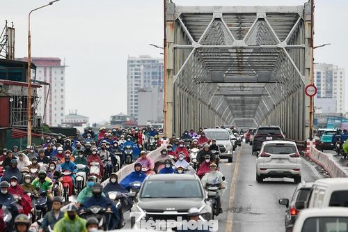 Người dân 'né' giờ cao điểm, cầu Chương Dương bớt cảnh quá tải