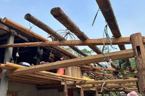 Dông lốc mưa đá làm tốc, hỏng hàng chục ngôi nhà, Chủ tịch tỉnh Lào Cai chỉ đạo khẩn