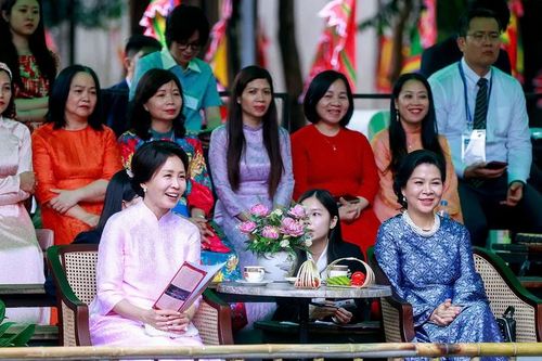 Phu nhân Tổng Bí thư, Chủ tịch nước và Phu nhân Tổng thống Hàn Quốc tham quan Bảo tàng Dân tộc học Việt Nam