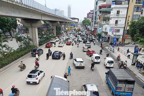 Hà Nội: Xe tải sụp 'hố tử thần' trên đường Nguyễn Trãi, giao thông ùn dài
