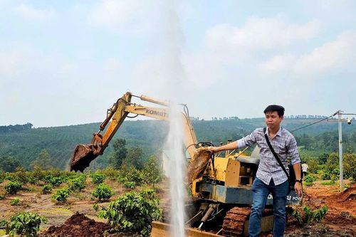 Cận cảnh giếng nước tự phun lên cực mạnh ở Gia Lai
