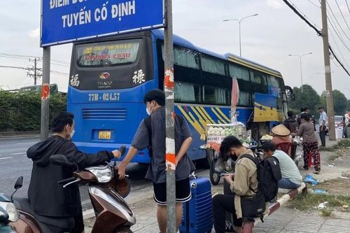 Xe dù, bến cóc 'tung hoành' dịp lễ, công an TPHCM nói gì?