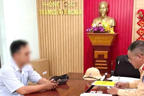 Xử phạt tài xế xe tải 'phớt lờ' tín hiệu đường sắt
