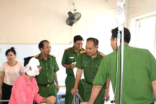 Hai cảnh sát bị bỏng khi thùng phuy chứa acetone phát nổ ở TPHCM