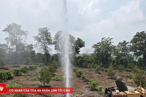Giếng khoan bất ngờ phun cột khí cao hàng chục mét
