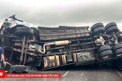 Xe tải lật chắn ngang cao tốc Bắc - Nam