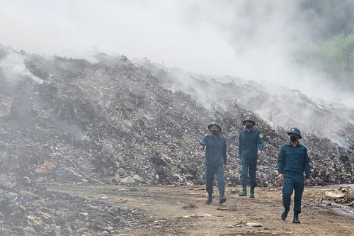 'Núi rác' cháy âm ỉ suốt 10 ngày, mùi hôi và khói trắng đục lan vào khu dân cư