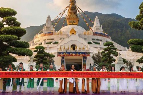 Khai mở cuộn thư pháp Đại Bi Quan Âm dài 200m truyền tải thông điệp hòa bình