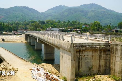 Quảng Ngãi: Cầu tiền tỷ 'đắp chiếu' do 'tắc' đường dẫn