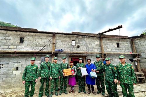 Đồn Biên phòng Lũng Cú hỗ trợ người dân khắc phục hậu quả dông lốc