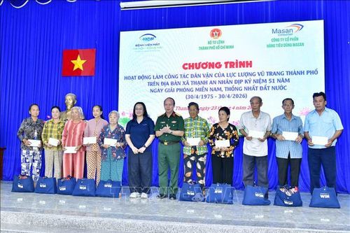 Sắt son tình quân - dân giữa trùng khơi