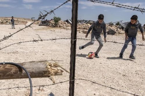 Thụy Sĩ hỗ trợ FIFA xây dựng sân bóng cho trẻ em Palestine
